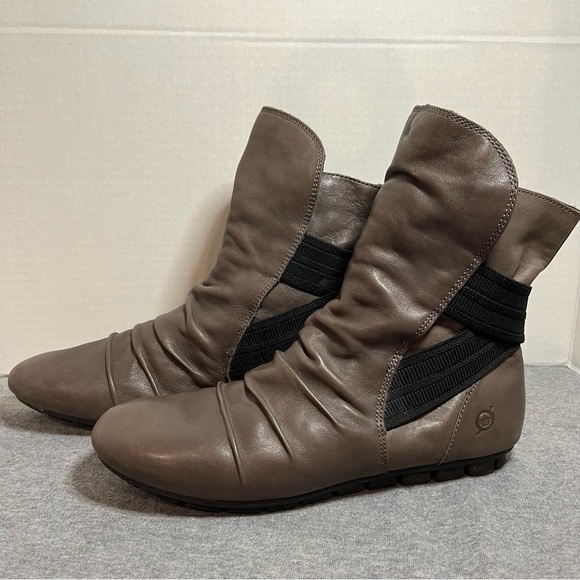 BORN women’s tan flat ankle booties. - Picture 2 of 15